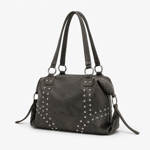 Dunkelgraue, weich fallende Schultertasche in genarbter Lederoptik mit silberfarbenem Chevron-Detail aus Kuppelnieten, zwei Riemen mit O-Ringen und Reißverschluss oben