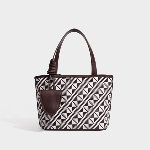 Kleine, strukturierte, gewebte Tote-Bag mit geometrischem Muster, glatten Details in Lederoptik, geknoteten Tragegriffen, Reißverschluss und herabhängendem Frontdetail