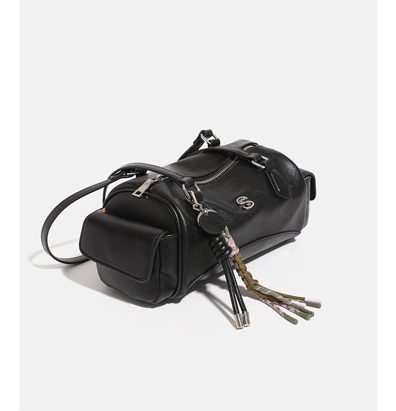Schwarze, glänzende Bowling-Schultertasche in Lederoptik mit zwei Riemen, silberfarbenen Beschlägen, seitlichen Überschlagtaschen und geflochtenem Seil