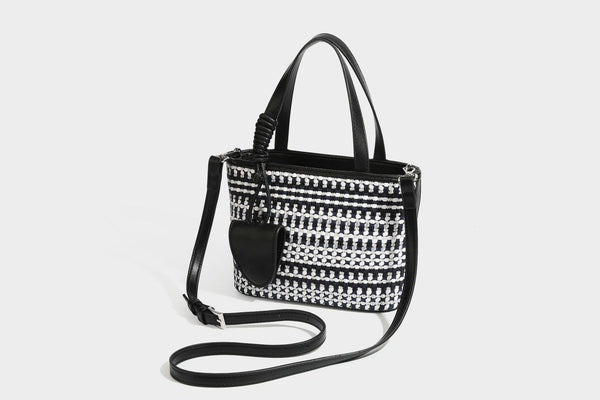 Kleine, strukturierte, gewebte Tote-Bag mit Karomuster, glatten Besätzen in Lederoptik, zwei Tragegriffen, abnehmbarem Schulterriemen und