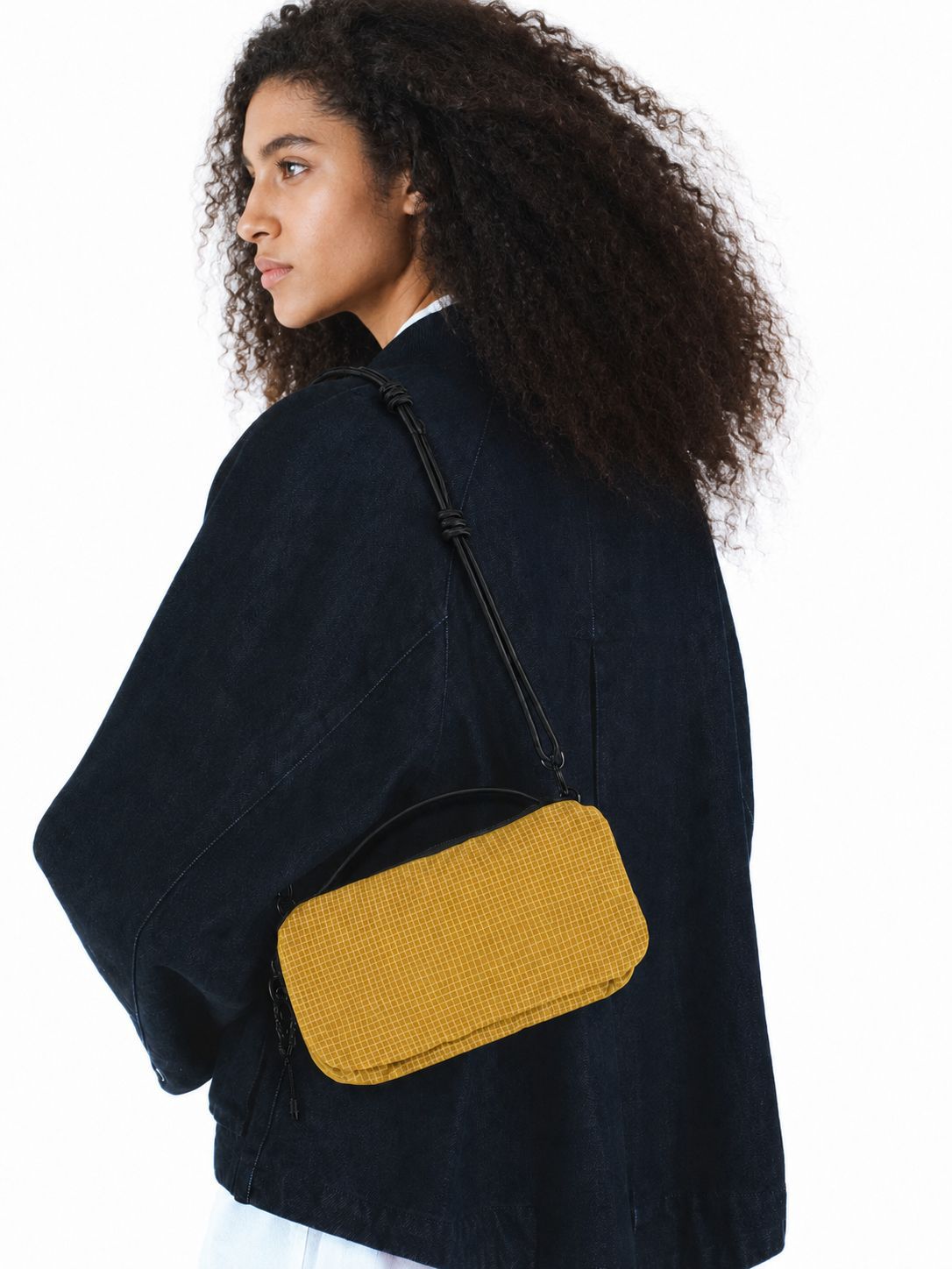 Kompakte rechteckige Nylon-Crossbody-Bag mit Reißverschluss oben, geknotetem verstellbarem Riemen und kurzem Tragegriff, Detailansicht 16