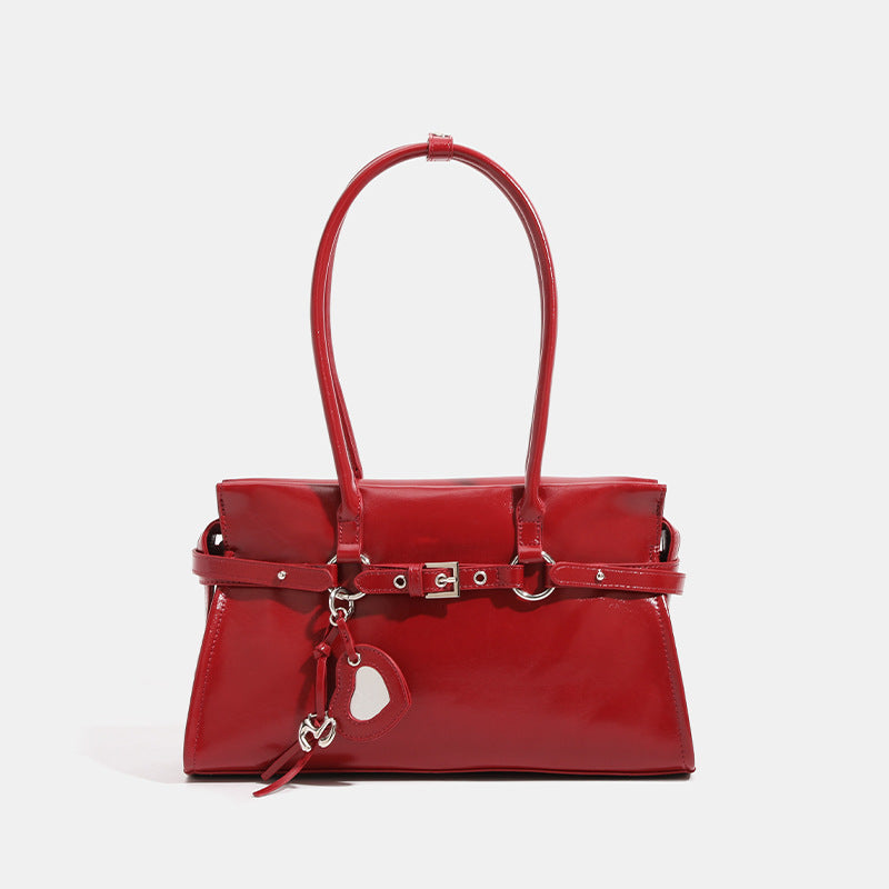 Strukturierte, glänzende trapezförmige Schultertasche mit zwei Henkeln oben, umlaufendem Riemen, silberfarbenem Verschluss und hängendem