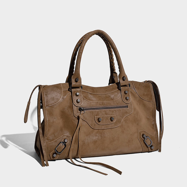 Strukturierte Henkeltasche in matter Veloursleder-Optik mit geflochtenen Tragegriffen, dunklen Nietenbeschlägen, vorderer Reißverschlusstasche und abnehmbarem