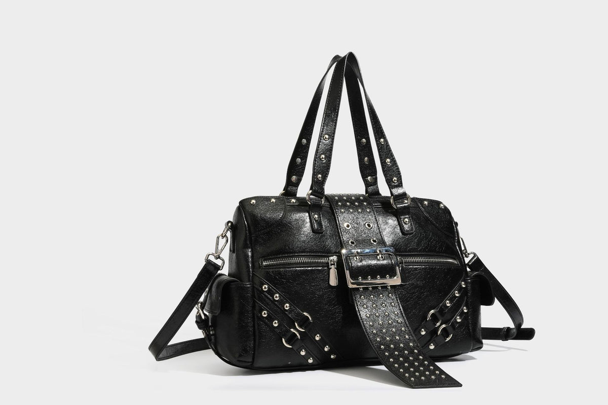 Strukturierte Moto-Satchel mit Nieten, Schnallenriemen, zwei Tragegriffen und abnehmbarem Crossbody-Riemen aus glattem Material mit Detail