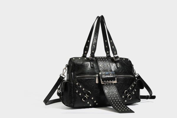 Strukturierte Moto-Satchel mit Nieten, Schnallenriemen, zwei Tragegriffen und abnehmbarem Crossbody-Riemen aus glattem Material mit Detail