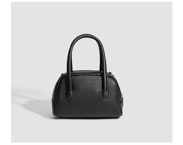 Mini-Boston-Tasche mit genarbtem Finish, zwei Henkeln, abnehmbarem und verstellbarem Crossbody-Riemen sowie silberfarbenen Beschlägen, Detailansicht