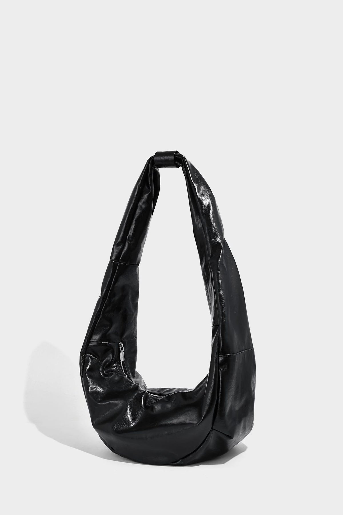 Schwarze glänzende, lässig fallende Hobo-Tasche in Halbmondform mit breitem integriertem Schulterriemen und silberfarbenem Reißverschluss, Detailansicht 14