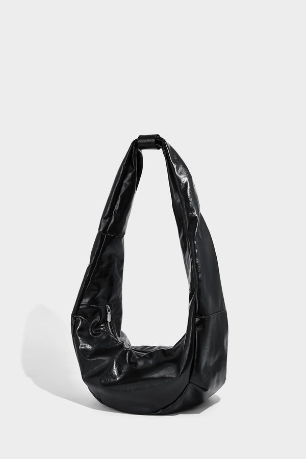 Schwarze glänzende, lässig fallende Hobo-Tasche in Halbmondform mit breitem integriertem Schulterriemen und silberfarbenem Reißverschluss, Detailansicht 14