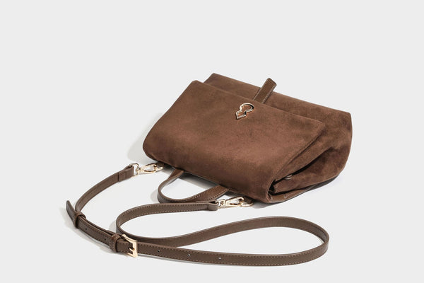 Formstabile Satchel-Tasche mit mattem Veloursleder-Finish, Überschlag, goldfarbenen Emblem-Beschlägen, kurzem Tragegriff und verstellbarem Crossbody-Riemen