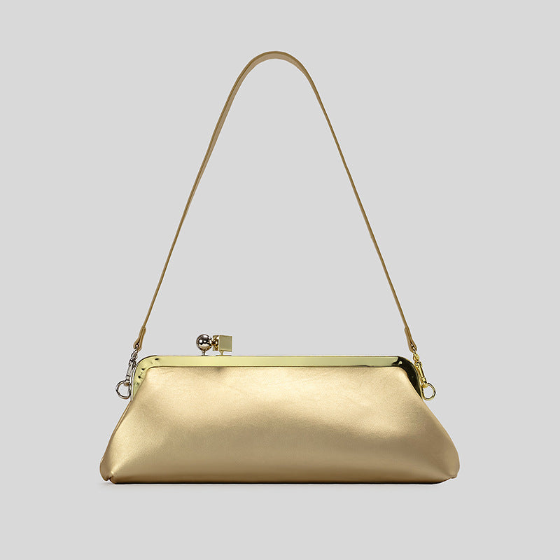 Strukturierte Clutch mit Kiss-Lock-Rahmenverschluss aus dunkelbrauner, krokodil-geprägter Lederoptik mit goldfarbenen Details und schmalem