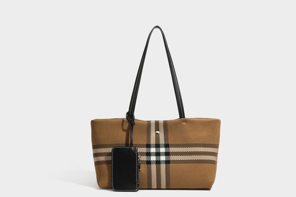 Strukturierte karierte Tote-Bag aus Webmaterial mit langen Schulterriemen in schwarzer Lederoptik und befestigter schwarzer Reißverschlusstasche, Detailansicht 24