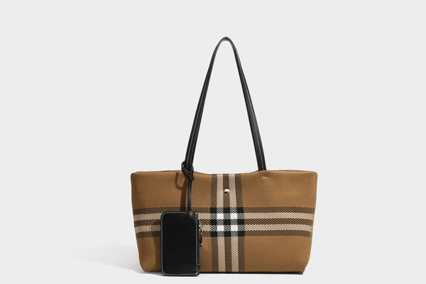 Strukturierte karierte Tote-Bag aus Webmaterial mit langen Schulterriemen in schwarzer Lederoptik und befestigter schwarzer Reißverschlusstasche, Detailansicht 24