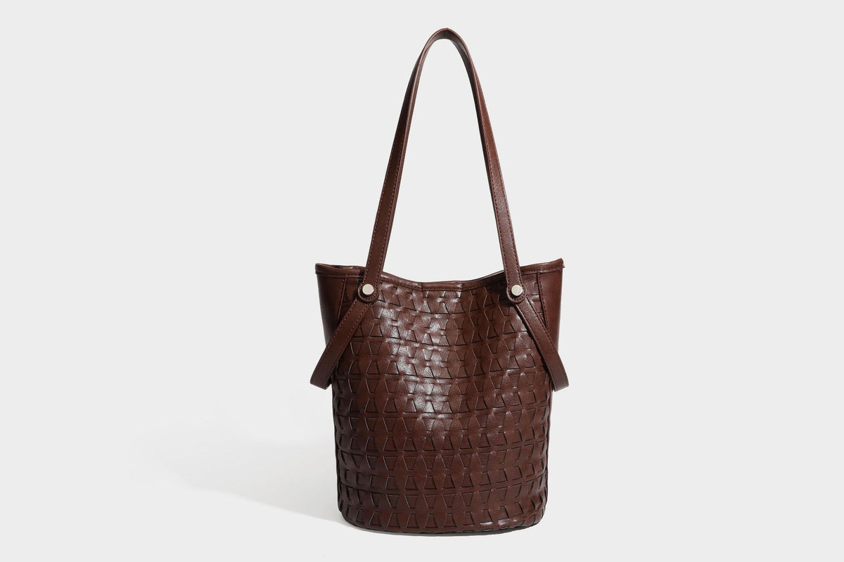 Shopper-Schultertasche im Bucket-Stil mit Webstruktur in Lederoptik, rundem Anhänger und langen doppelten Trägern, Detailansicht 32