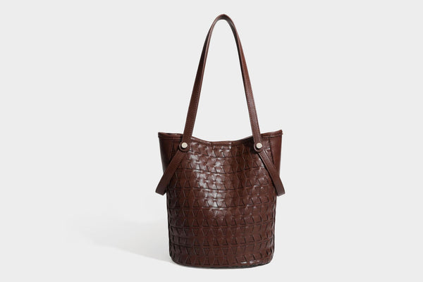 Shopper-Schultertasche im Bucket-Stil mit Webstruktur in Lederoptik, rundem Anhänger und langen doppelten Trägern, Detailansicht 32