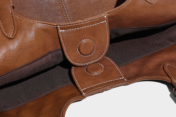Große strukturierte Schultertasche im Tote-Stil in Lederoptik in Braun mit langen Doppelriemen, Schnallendetails, Quastenanhänger und geschwungenem