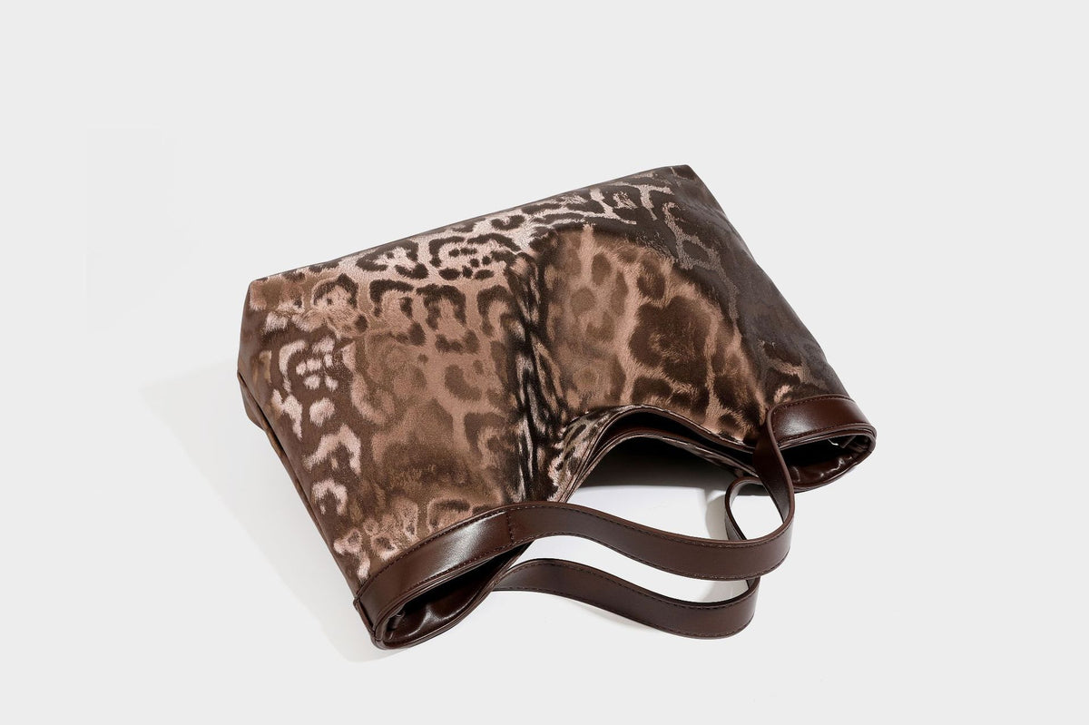 Glänzende Tote-Bag mit Leopardenmuster, dunkelbraunem Besatz in Lederoptik und zwei Tragegriffen, Detailansicht 30