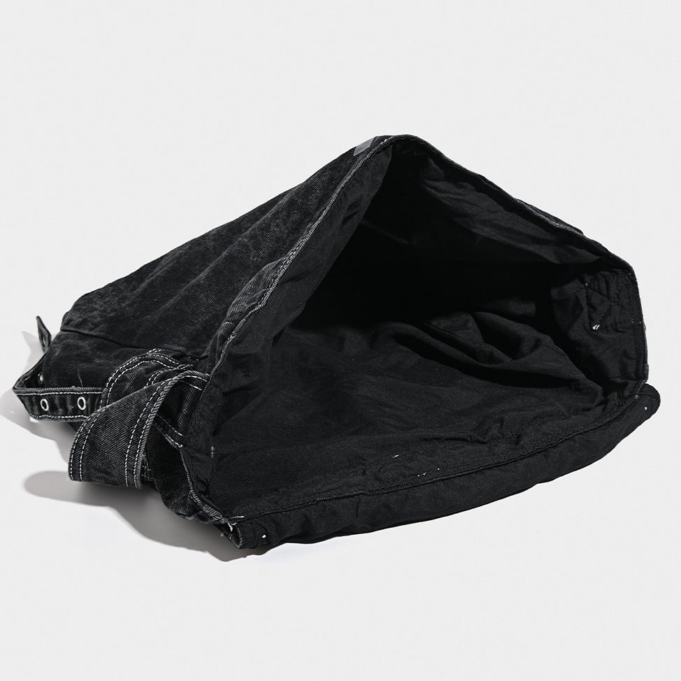 Große Hobo-Schultertasche aus verwaschenem schwarzem Denim mit silberfarbenen Nieten und verstellbarem Crossbody-Riemen, Detailansicht 4