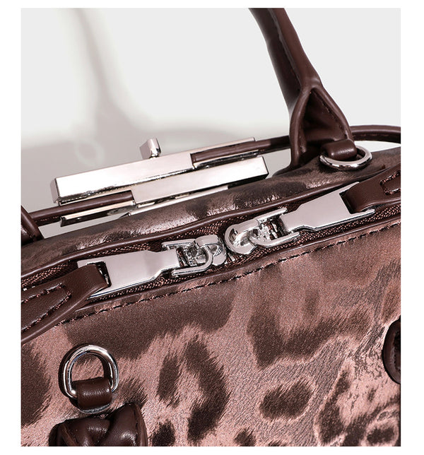 Strukturierte Henkeltasche mit tonal abgestimmtem Leopardenprint, Besatz in Lederoptik, gerollten Henkeln, vorderem Drehverschluss und