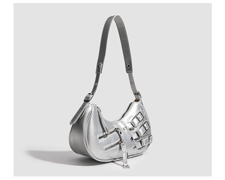 Glänzende schwarze sichelförmige Hobo-Schultertasche mit übereinander angeordneten Gürtelschnallen, silbernen Nieten und zwei vorderen Reißverschlusstaschen, Detailansicht 13