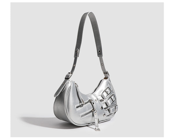 Glänzende schwarze sichelförmige Hobo-Schultertasche mit übereinander angeordneten Gürtelschnallen, silbernen Nieten und zwei vorderen Reißverschlusstaschen, Detailansicht 13