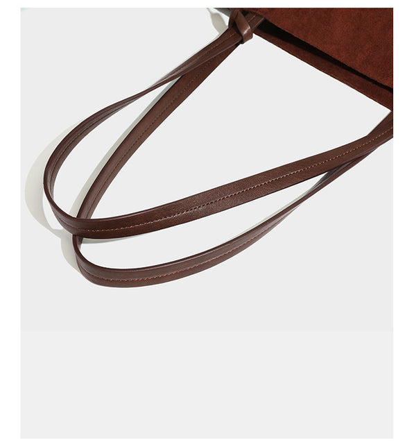 Große matte Tote-Bag in Veloursleder-Optik mit cremefarbenem Randbesatz aus gehäkelter Kordel, langen schmalen Schulterriemen und kleinem abnehmbarem, passendem
