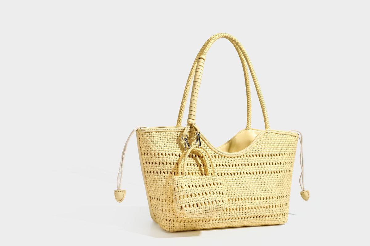 Strukturierte Henkeltasche aus geflochtenem Material in Dunkelbraun mit geflochtenen Henkeln, seitlichen Zugbändern und befestigtem Mini-Täschchen aus geflochtenem Material mit
