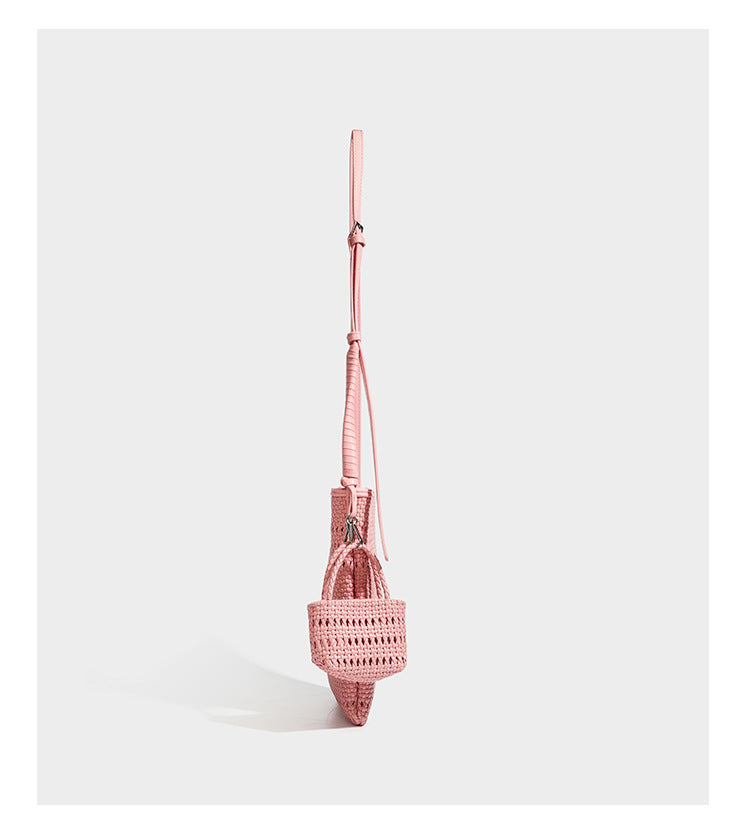 Kleine rechteckige Crossbody-Tasche aus offen geflochtenem Material mit passendem Mini-Täschchen und verstellbarem schmalem Riemen, Detailansicht 16