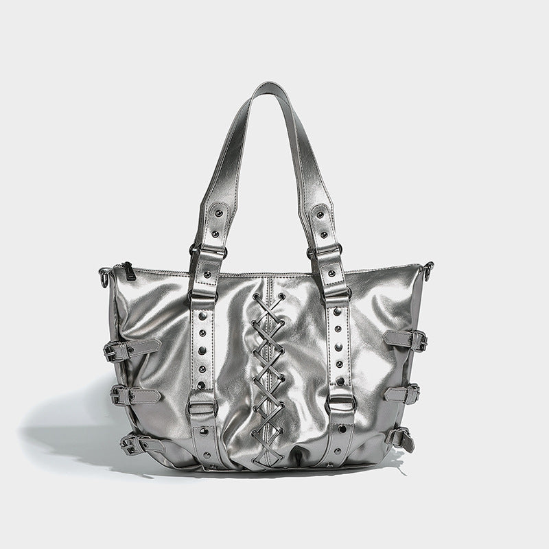 Glänzende Shopper-Tasche in Lederoptik mit geschnürtem Korsett-Element auf der Vorderseite, Nietenbeschlägen und seitlichen Riemen mit Schnallen, Detailansicht 8