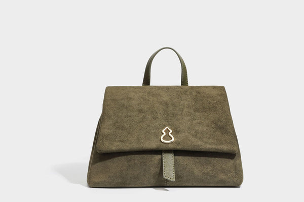 Formstabile Satchel-Tasche mit mattem Veloursleder-Finish, Überschlag, goldfarbenen Emblem-Beschlägen, kurzem Tragegriff und verstellbarem Crossbody-Riemen