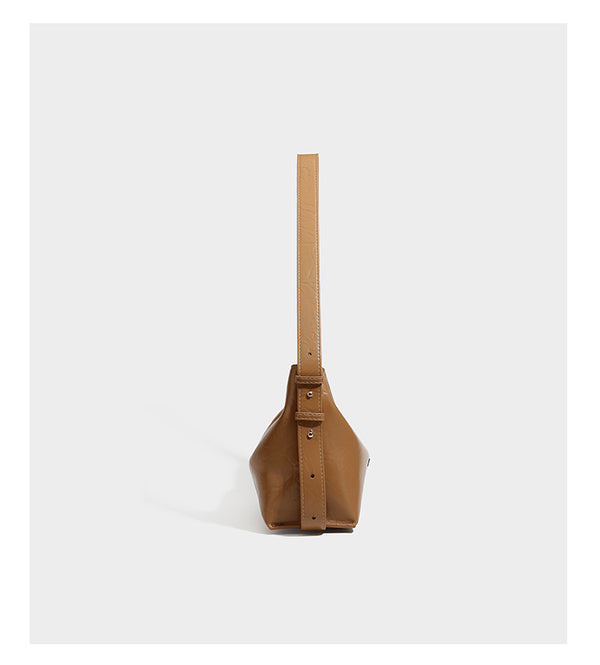 Lässige Hobo-Schultertasche mit offenem oberen Abschluss in glänzender karamellfarbener Lederoptik mit goldfarbenen Logo-Beschlägen und langem, verstellbarem