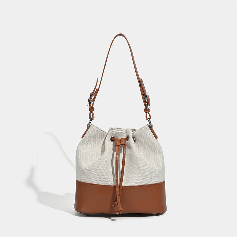 Beigefarbene Bucket-Bag aus Canvas mit Kordelzug, kontrastierendem Unterteil in Lederoptik und verstellbarem Schulterriemen, Detailansicht 8