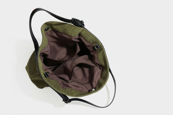 Weich fallender olivgrüner Shopper in Canvas-Optik mit Henkeln in schwarzer Lederoptik, abnehmbarem Reißverschlusstäschchen und silberfarbenen Beschlägen