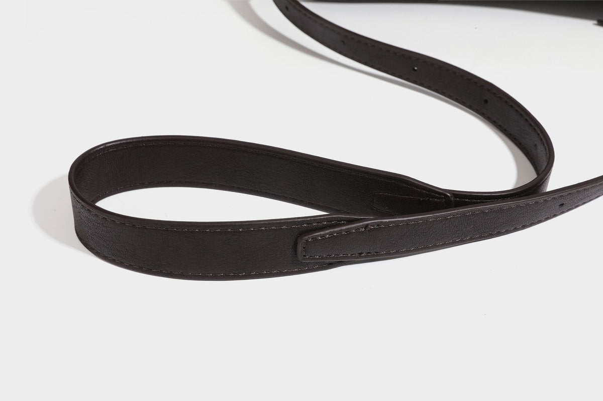 Formstabile rechteckige Schultertasche mit vorderem Überschlag in dunkler Espresso-Lederoptik, silberfarbenen Beschlägen und langem