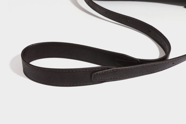 Formstabile rechteckige Schultertasche mit vorderem Überschlag in dunkler Espresso-Lederoptik, silberfarbenen Beschlägen und langem