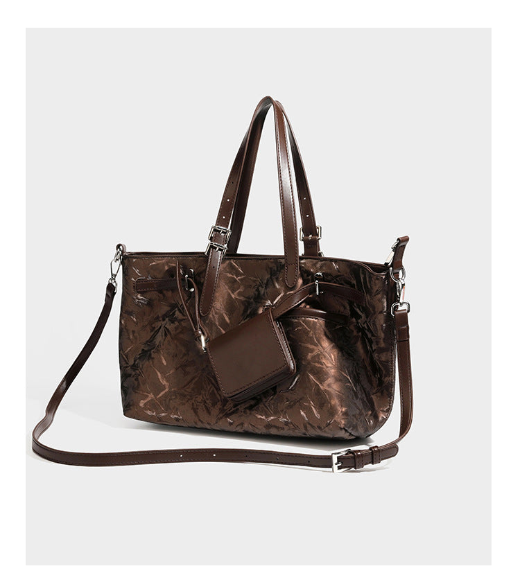Glänzende, geknautschte Metallic-Tote-Bag mit zwei Tragegriffen oben, abnehmbarem Schulterriemen und abnehmbarer Mini-Reißverschlusstasche in Braun