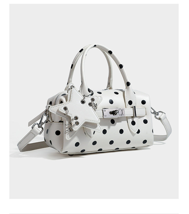 Kleine, strukturierte Mini-Henkeltasche mit Polka-Dot-Muster, Sternanhänger, Schnallriemen-Detail auf der Vorderseite, zwei Henkeln und abnehmbarem