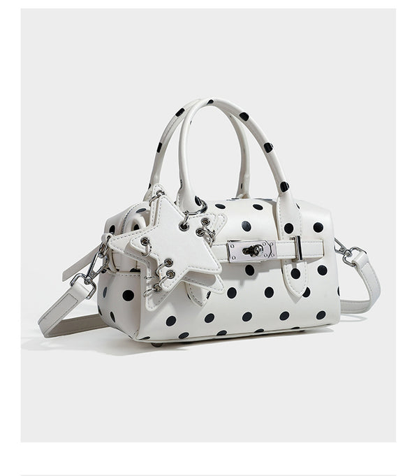 Kleine, strukturierte Mini-Henkeltasche mit Polka-Dot-Muster, Sternanhänger, Schnallriemen-Detail auf der Vorderseite, zwei Henkeln und abnehmbarem