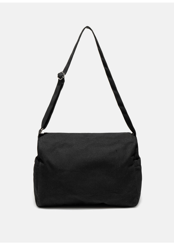 Große schwarze Messenger-Tasche aus mattem Canvas mit Überschlag vorn, Reißverschluss oben, elastischen Seitentaschen und verstellbarem silberfarbenem