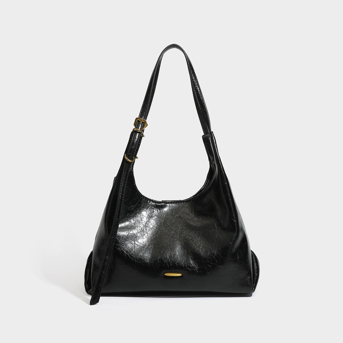 Lässig fallende Hobo-Schultertasche mit offenem Taschenabschluss in glänzender Knitterlederoptik in Dunkelbraun, schmalem verstellbarem Riemen und goldfarbenem