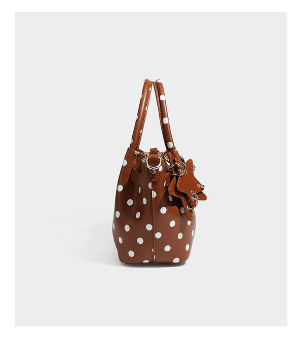 Kleine strukturierte Mini-Tote-Bag mit Punkten in Braun und weißen Tupfen, Sternanhänger, zwei Tragegriffen und abnehmbarem Schulterriemen