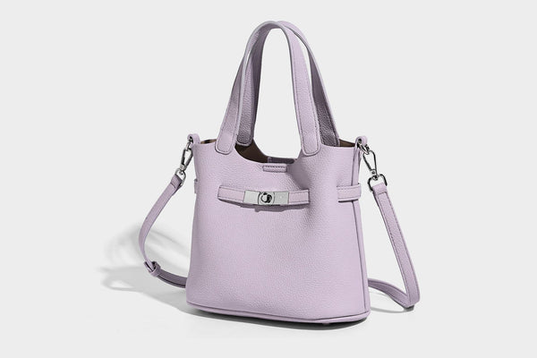 Kleine formstabile Tote-Bag mit genarbter Oberfläche, silberfarbenem Drehverschluss und zwei Henkeln, Detailansicht 20