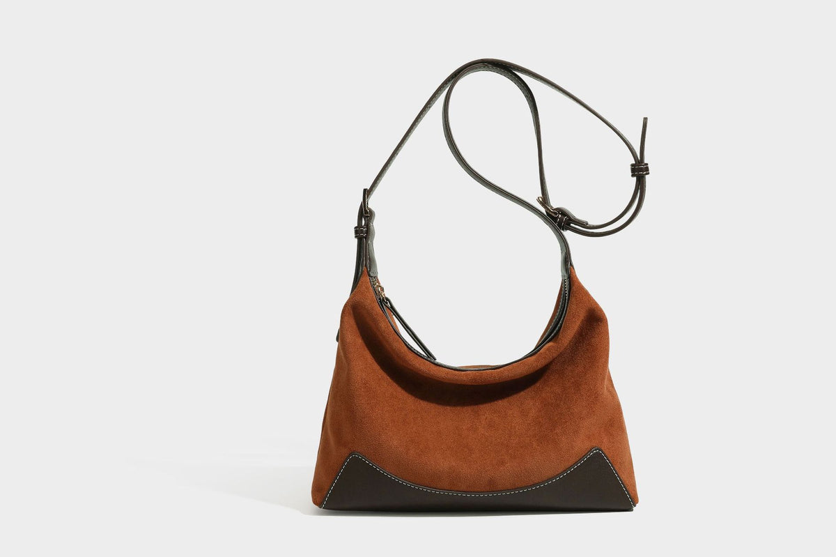 Lässig fallende Hobo-Schultertasche in warmem Braun mit dunkler Kontrastverzierung in Lederoptik, geschwungenem Reißverschluss und langem, detail