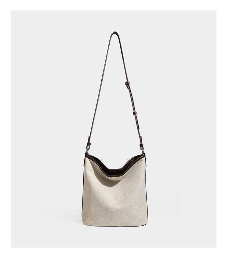 Cremefarbene Canvas-Schultertasche im Beuteltaschen-Stil mit dunkelbraunen Details in Lederoptik, geknotetem Riemen und befestigtem Mini-Etui, Detailansicht 14