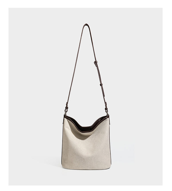 Cremefarbene Canvas-Schultertasche im Beuteltaschen-Stil mit dunkelbraunen Details in Lederoptik, geknotetem Riemen und befestigtem Mini-Etui, Detailansicht 14