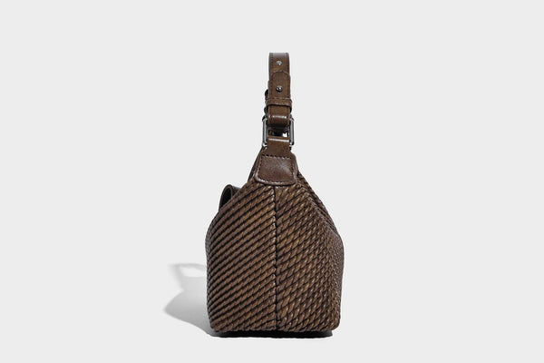 Hobo-Schultertasche in Halbmondform mit Webstruktur, geknotetem Tragegriff, befestigter kleiner Tasche mit Überschlag und verstellbarem Riemen in warmem