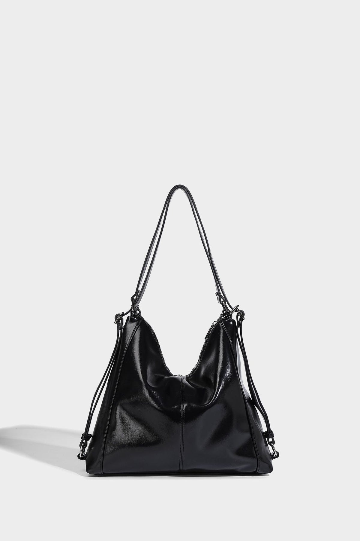 Glänzend schwarze Hobo-Shopper-Tasche mit silberfarbenem Kettenakzent, Reißverschluss oben und langen Schulterriemen, Detailansicht 20