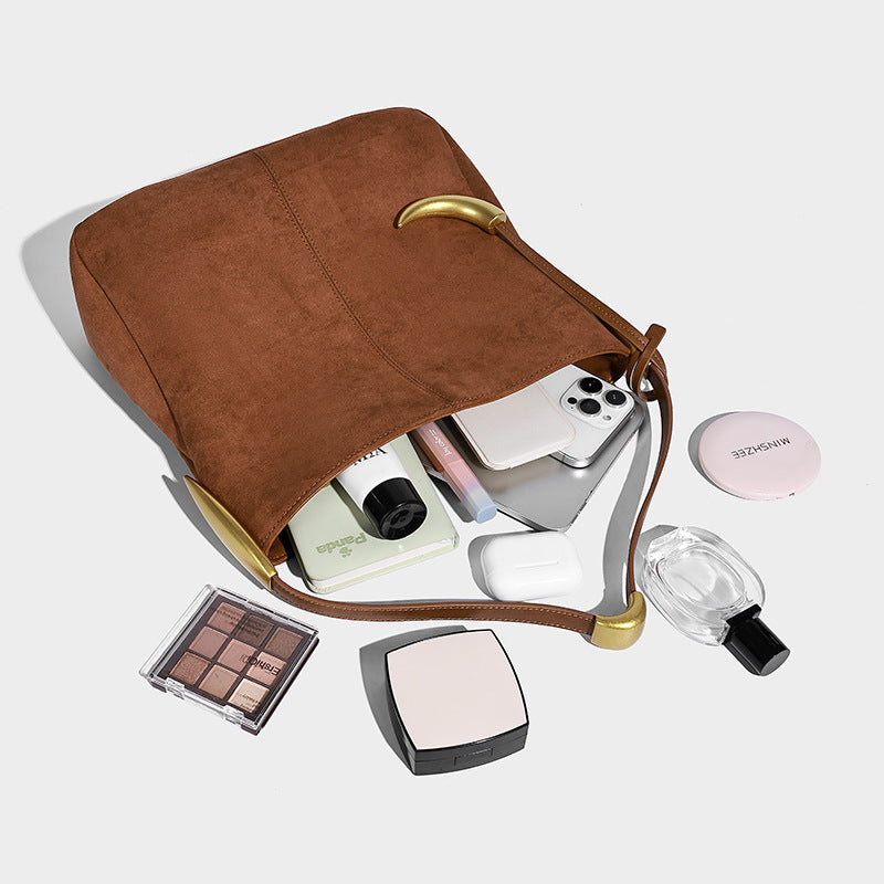Weich fallende Hobo-Schultertasche in brauner matter Veloursleder-Optik mit goldfarbenen Halbmond-Beschlägen und schmalem Schulterriemen, Detailansicht