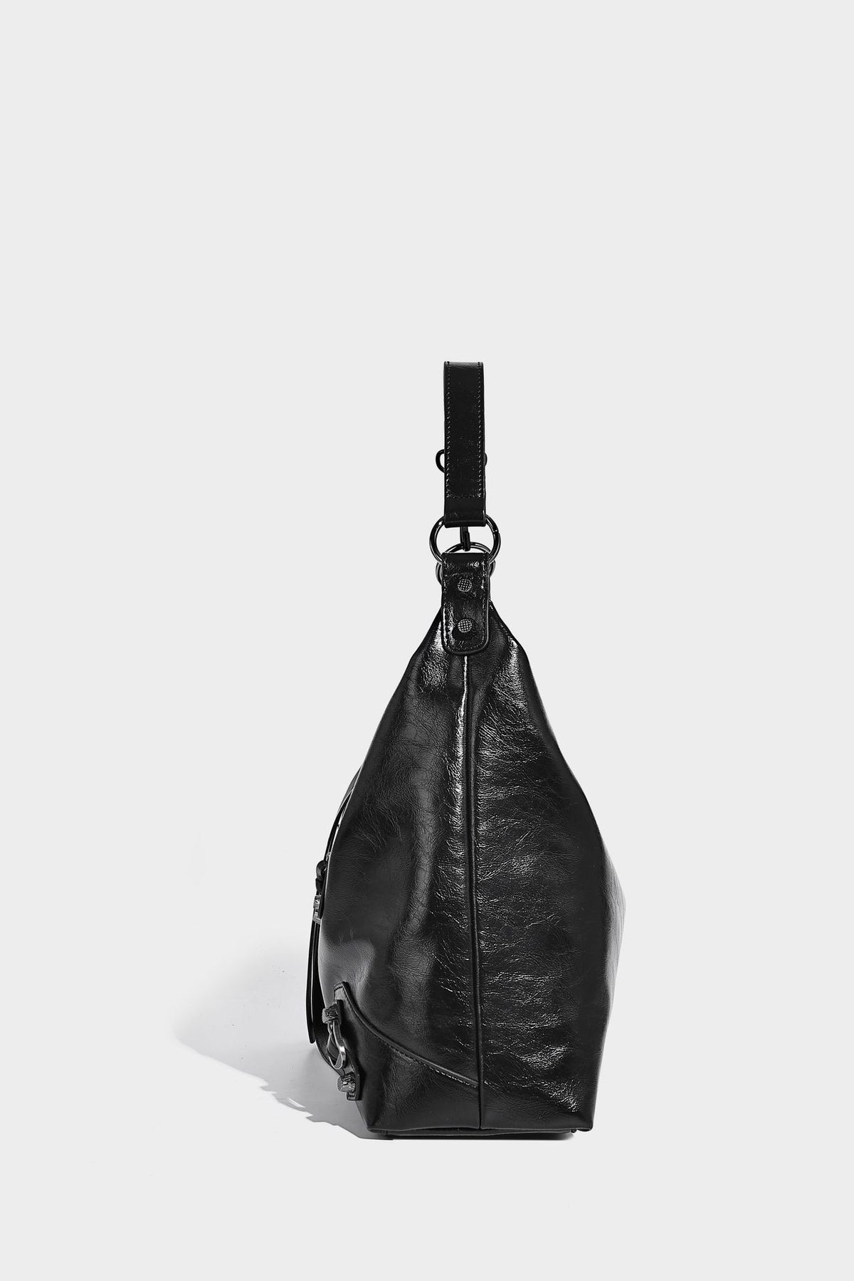 Große, glänzende Hobo-Schultertasche mit geknautschtem Effekt, dunkelfarbenen Nieten, Reißverschluss, vorderem Reißverschlussfach und verstellbarem Crossbody-Riemen