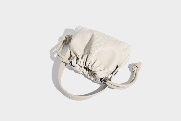 Große Schultertasche in Cremeweiß in Lederoptik mit geprägter Oberfläche, zwei langen Trägern, seitlicher Kordelraffung und abnehmbarem
