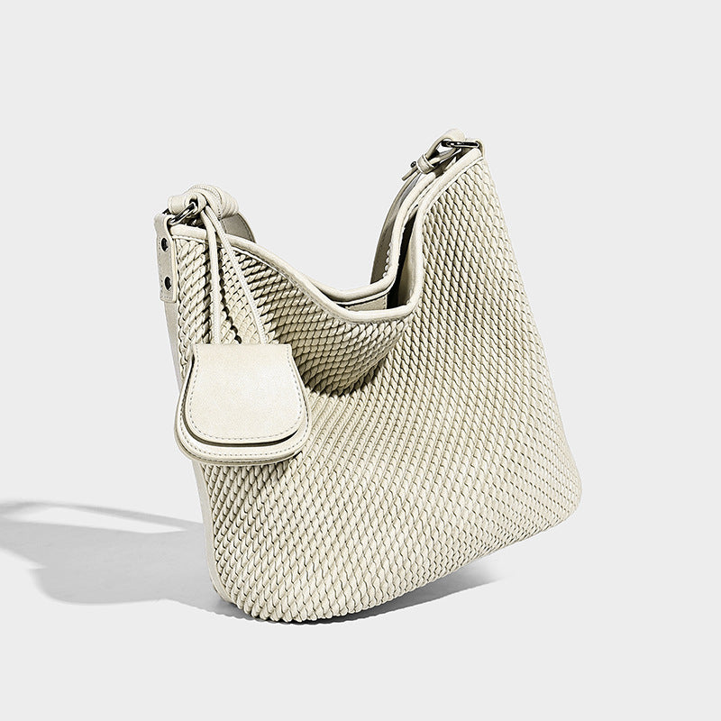 Große, weich fallende Hobo-Schultertasche in gewebter Optik in Braun mit Mini-Klappentasche und schmalem geknotetem Träger, Detailansicht 9